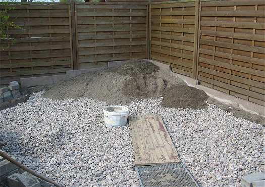 Der Steingarten wird befüllt